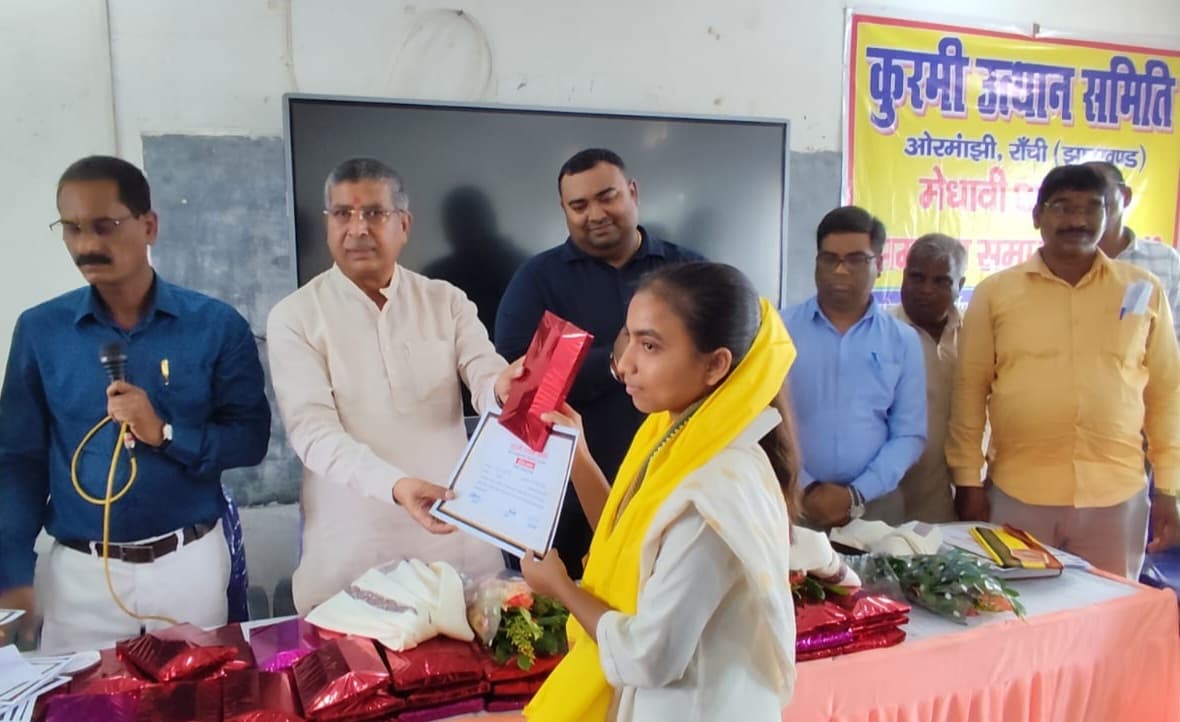 मैट्रिक के मेधावी विद्यार्थियों को मिला सम्मान