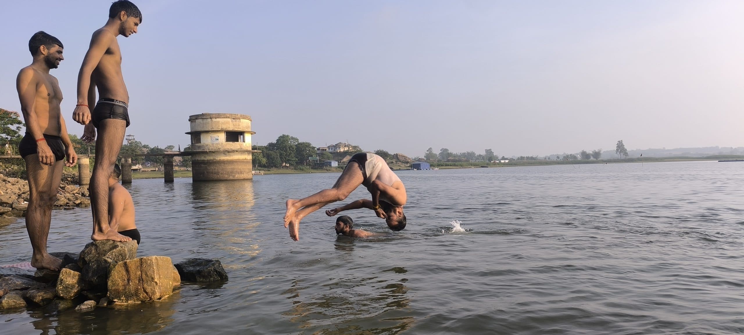 Giridih News :...बहुत गर्मी है भाई, चलो खंडोली डैम, लगाते हैं गोता