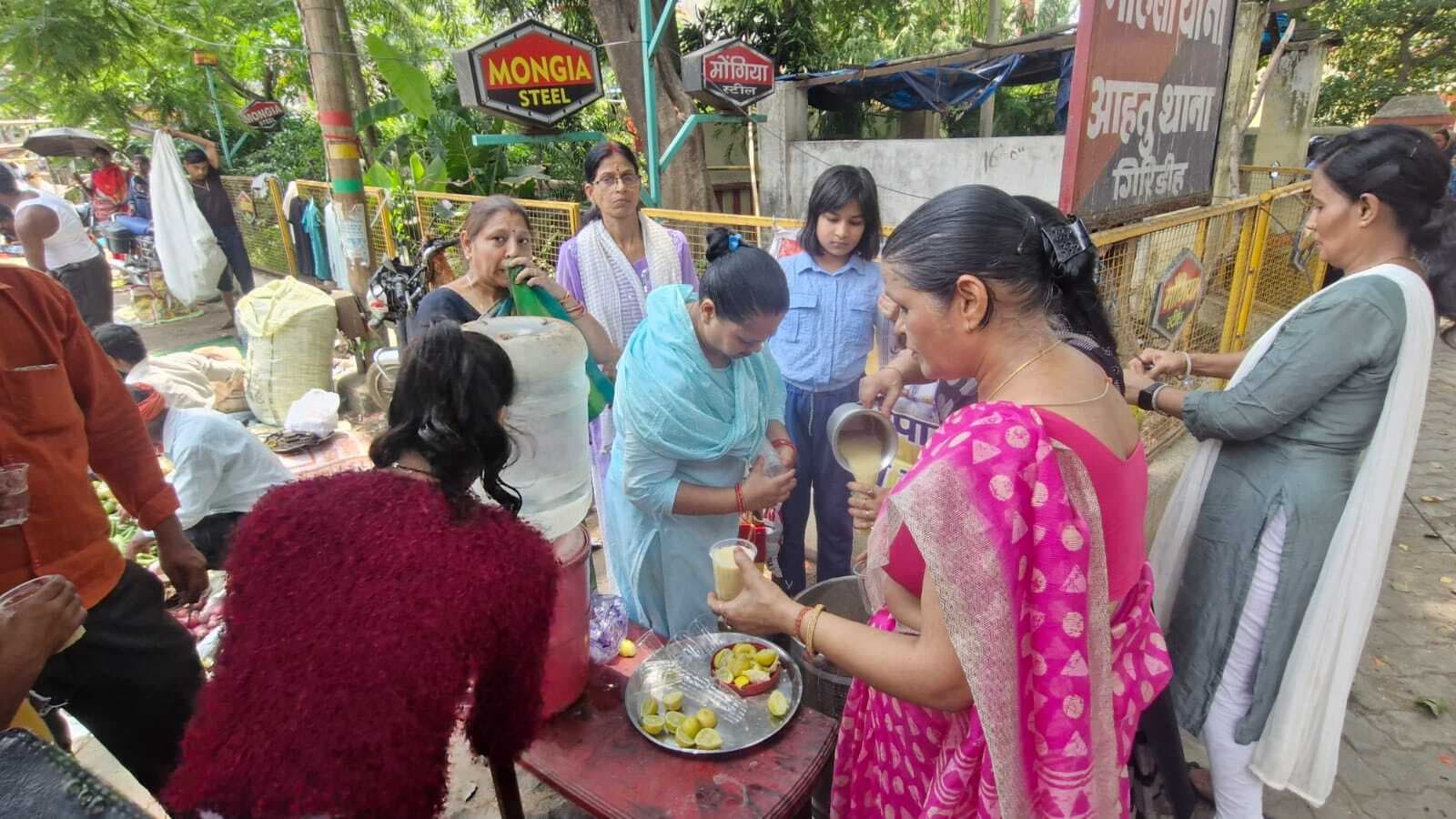Giridih News :महिला समिति ने राहगीरों को सत्तू पिलाया