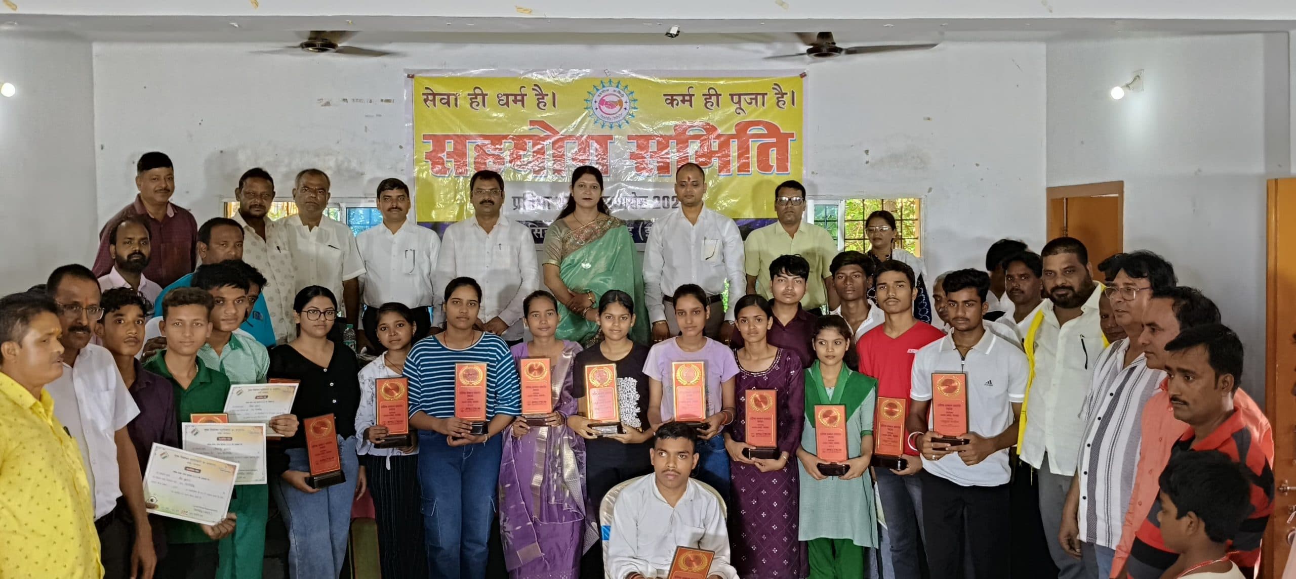 Giridih News :समारोह आयोजित कर किया प्रतिभाशाली छात्रों को गया सम्मानित