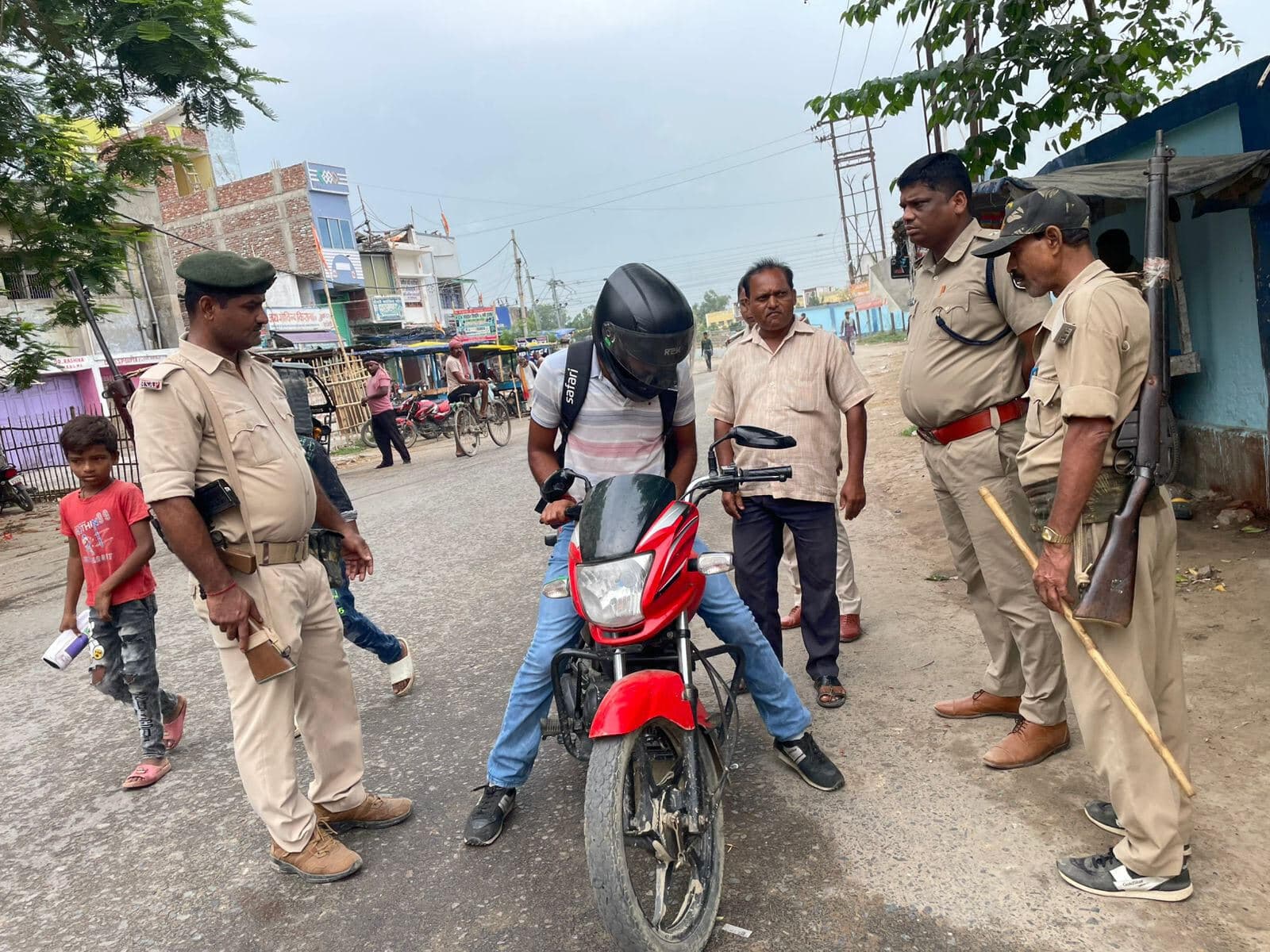 Madhubani News : वाहन चेकिंग के दौरान नियम तोड़ने वालों का कटा चालान