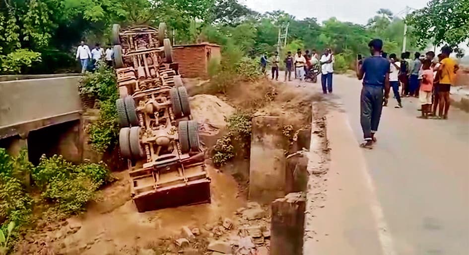 Jehanabad : बालू लदा हाइवा पलटा, चालक और उपचालक बचे