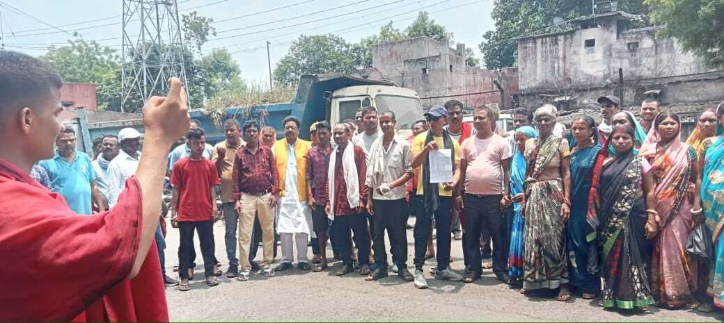 Bokaro News : आरोपी पर कार्रवाई की मांग को लेकर थाना पहुंचे ग्रामीण