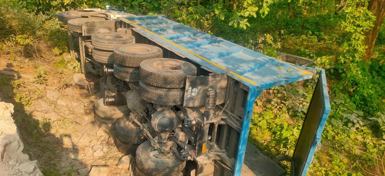 Bokaro News : चालक को आयी झपकी, हाईवा पलटा