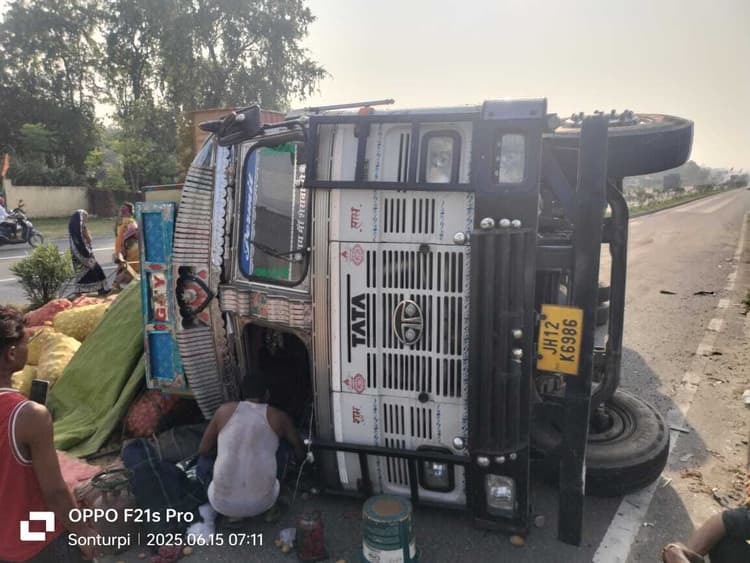 Giridih News :बगोदर जीटी रोड पर आलू लदा ट्रक पलटा