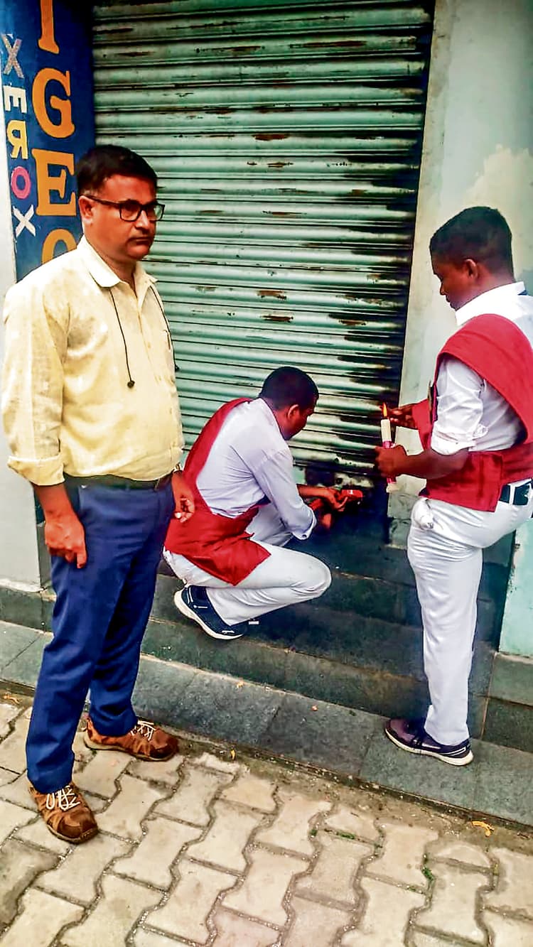 Jamshedpur News : बिष्टुपुर : पिजन सैलून बिल्डिंग का एक हिस्सा कराया गया कब्जा मुक्त