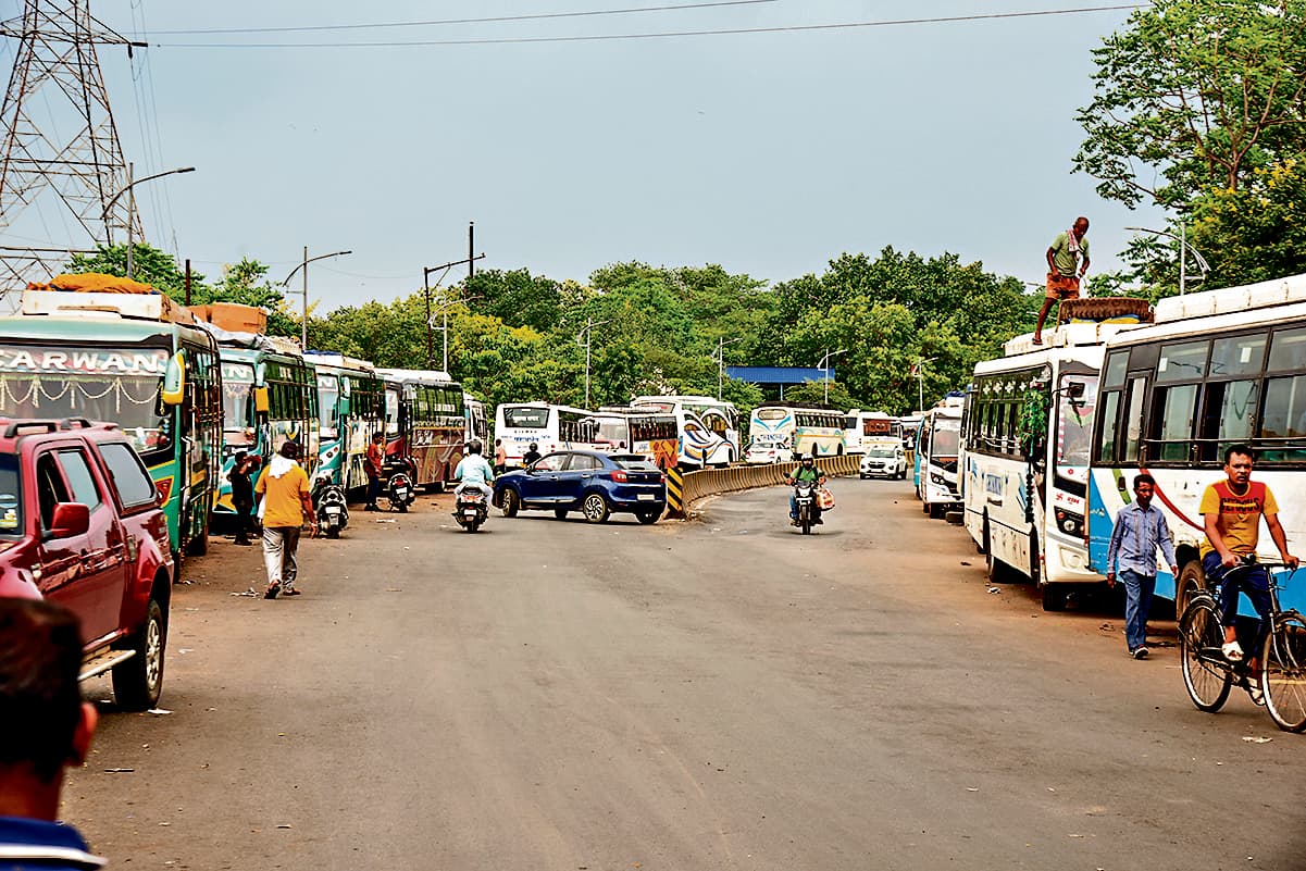 Jamshedpur News : प्रशासनिक चेतावनियां असरहीन, अवैध पार्किंग जारी, रोज जाम में फंस रहे लोग