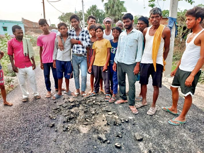 Bhagalpur news घटिया सड़क निर्माण को लेकर ग्रामीणों ने किया हंगामा