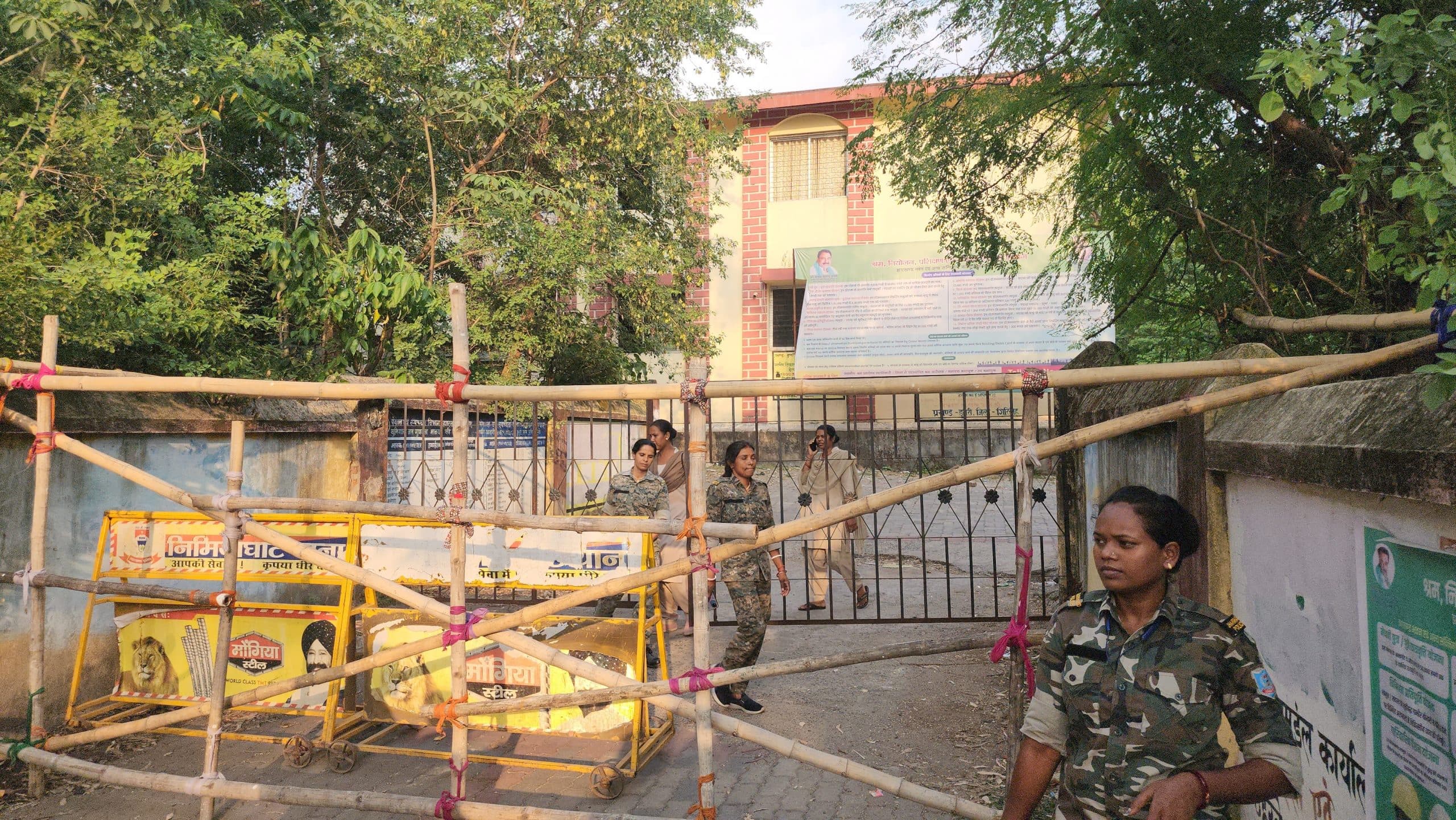 Giridih News: कीटनाशक खाने पंचायत सचिव की मौत के बाद लोगों में आक्रोश, शव के साथ धरना शुरू