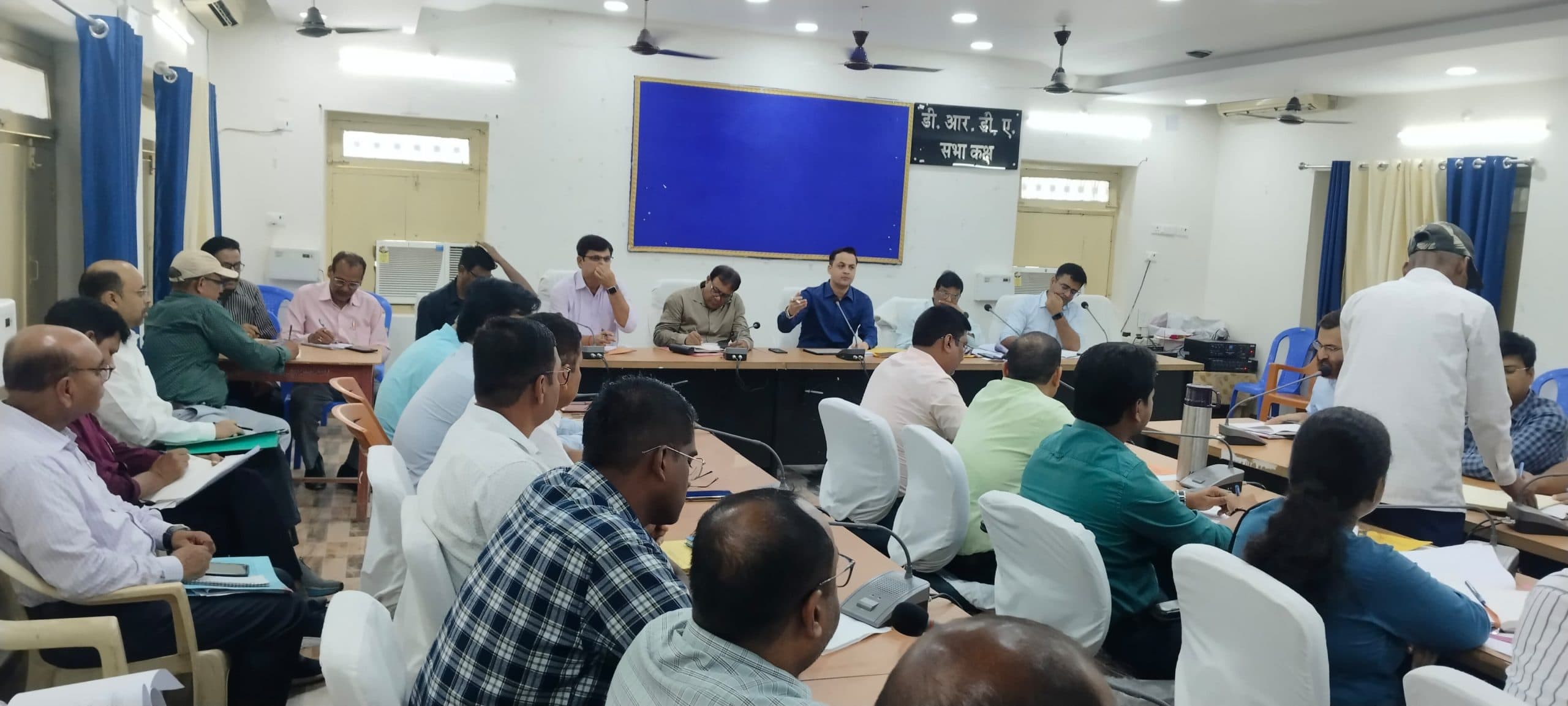 Madhubani : डीएम ने विकास योजनाओं को ससमय क्रियान्वित करने का दिया निर्देश