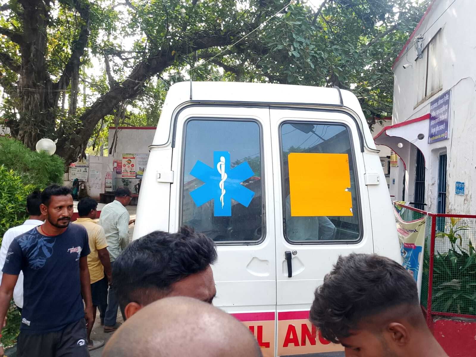 बोलेरो के धक्के से बाइक सवार दो घायल, एक रेफर