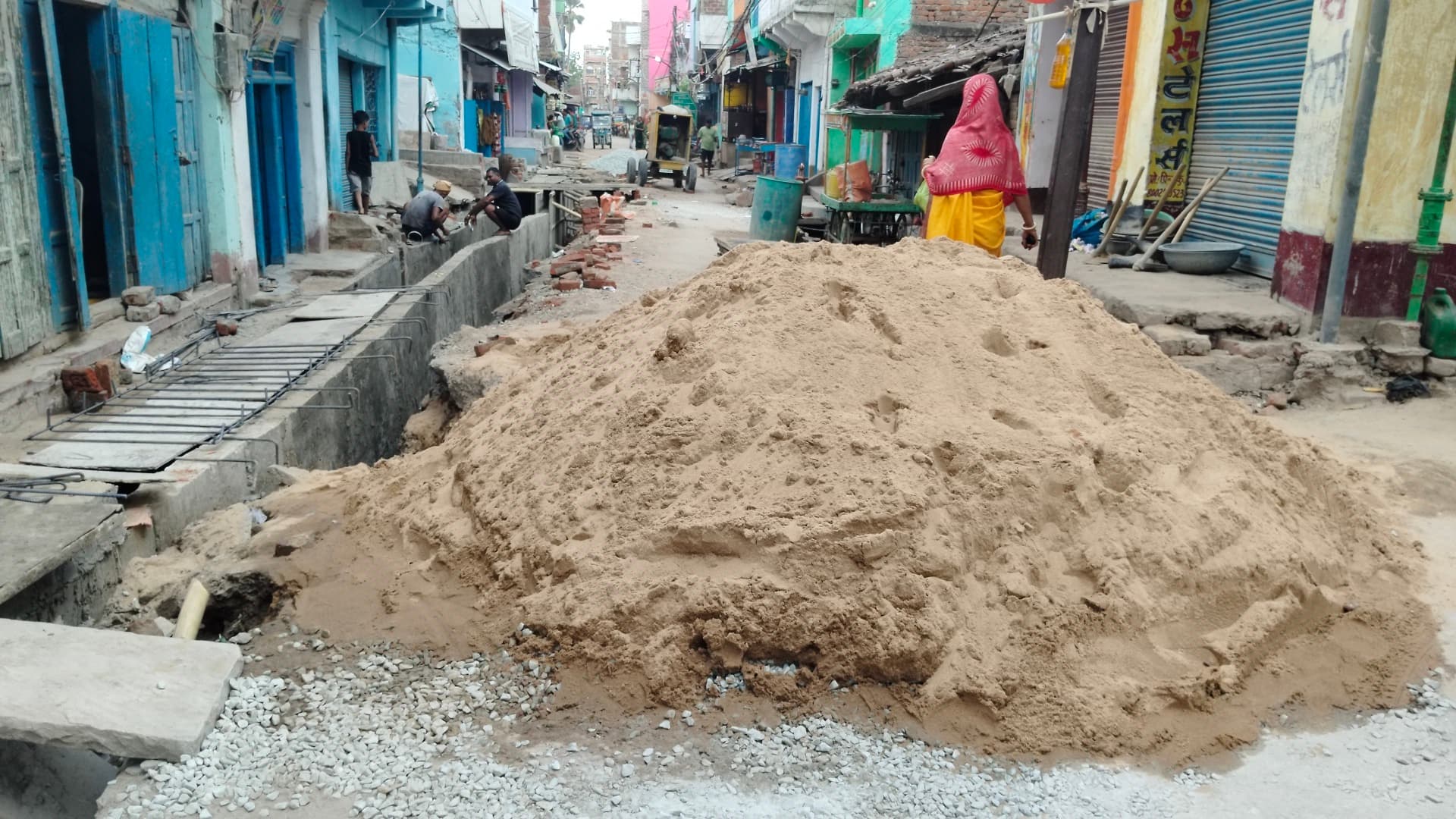 वन वे रोड में नाला निर्माण से वाहनों काे परेशानी