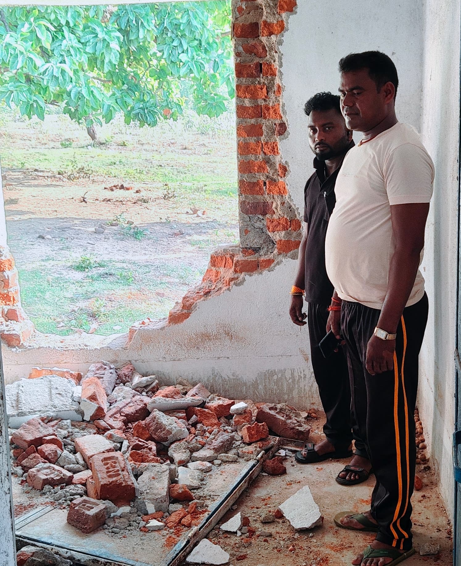 Bokaro News : स्कूल में हाथियों का उत्पात, खा गये चावल और आलू