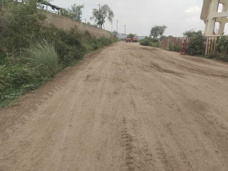 सड़क की हालत खराब, रेलवे कर्मचारियों को परेशानी