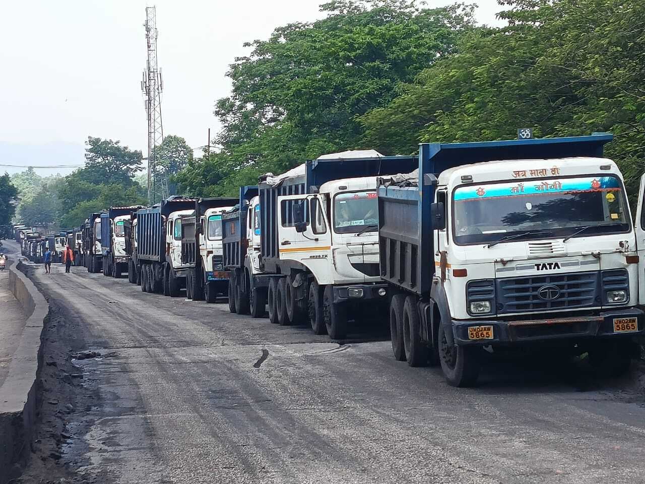 ट्रांसपोर्ट कंपनी की मनमानी के खिलाफ डंपर मालिकों ने छह घंटे रोकी कोयला ढुलाई