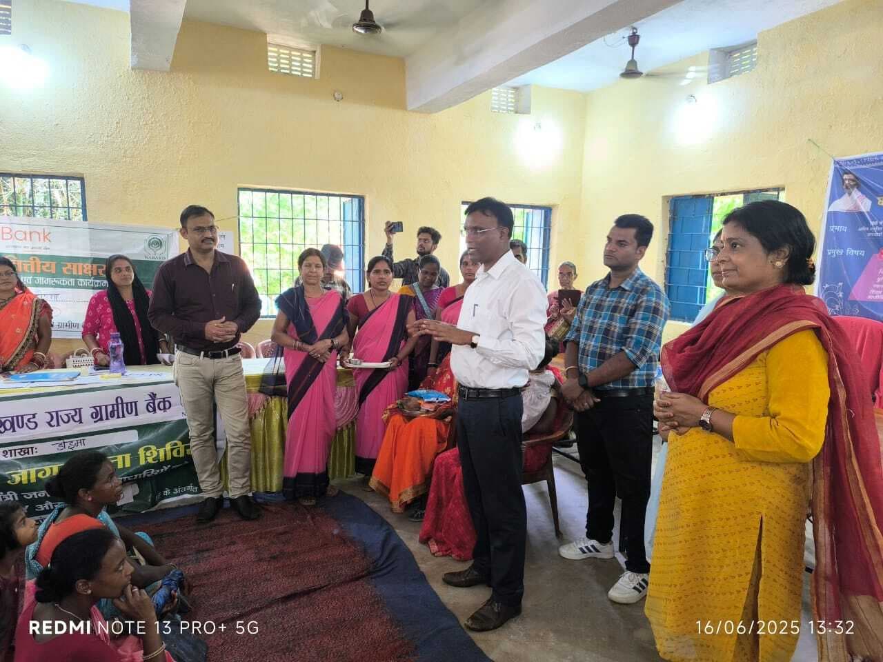 तोरपा में शिविर लगाकर योजनाओं की जानकारी दी गयी