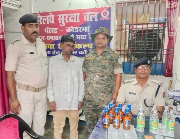 12 बोतल विदेशी शराब के साथ युवक गिरफ्तार