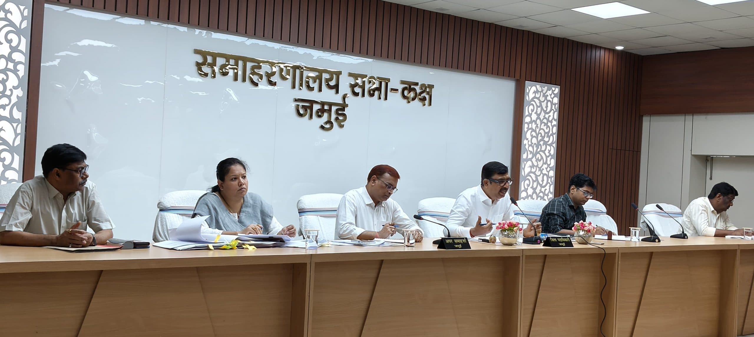 कार्य में लापरवाही बरतने पर होगी कार्रवाई : डीएम