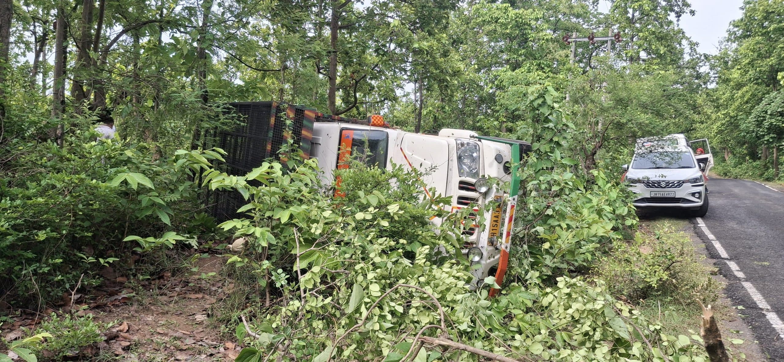 मुर्गी लदा वाहन दुर्घटनाग्रस्त, छानबीन में जुटी पुलिस