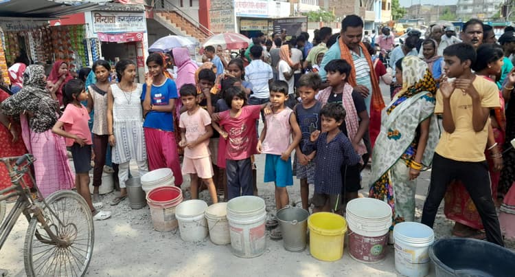 अतरदह में पानी को लेकर दो गुट भिड़े, सड़क जाम कर प्रदर्शन