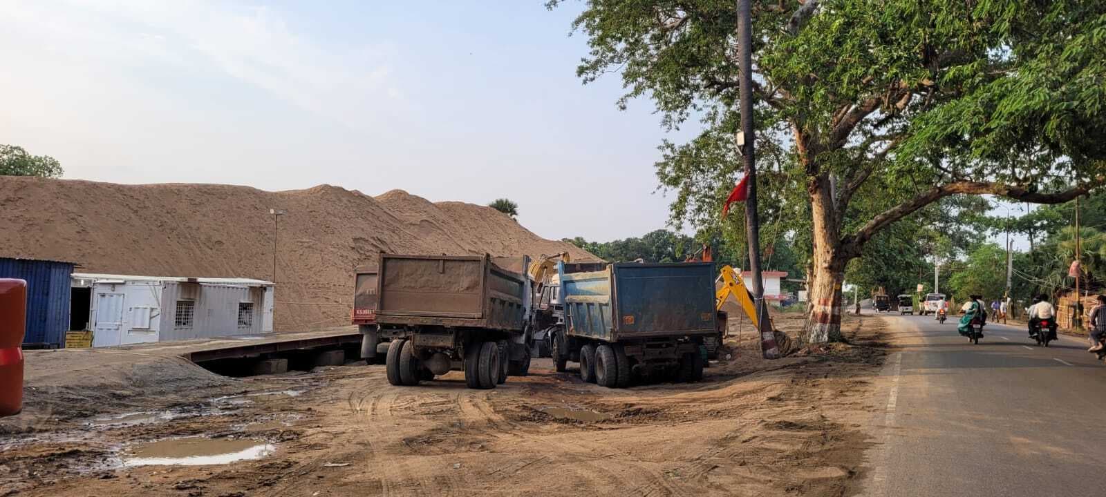 नदियों से बालू का उठाव रूका, पर सड़कों पर खतरे बरकरार