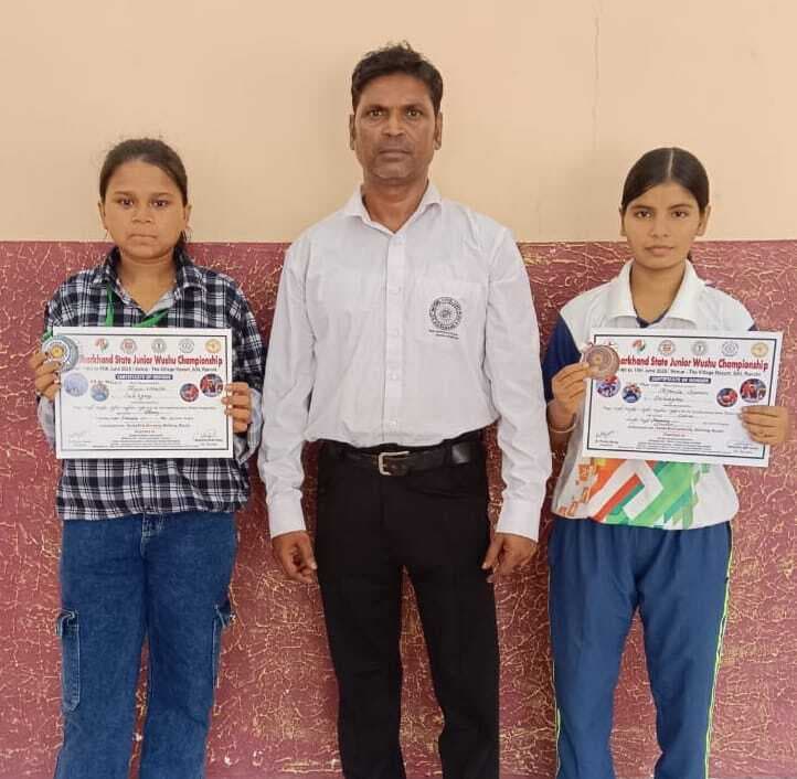21वीं झारखंड राज्य जूनियर वुशु प्रतियोगिता में कोमोला ने रजत व पीयू मालतो जीता कांस्य