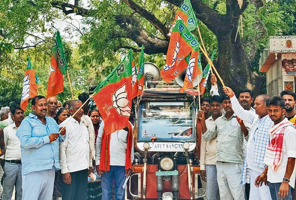 Saran News : भाजपा के प्रचार रथ को दिखायी हरी झंडी, कार्यकर्ताओं में उत्साह