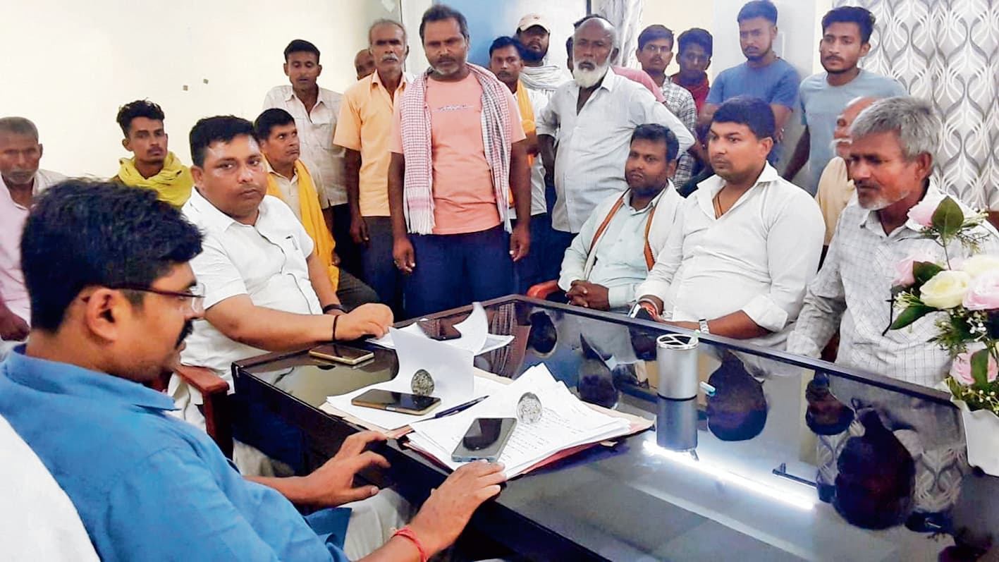 Saran News : भूमि विवाद का मामला थाना पहुंचा, अगले जनता दरबार में सुलझाने का निर्णय