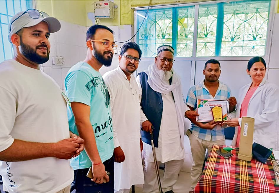 Saran News : विश्व रक्तदान दिवस पर 30 रक्तवीरों ने किया रक्तदान