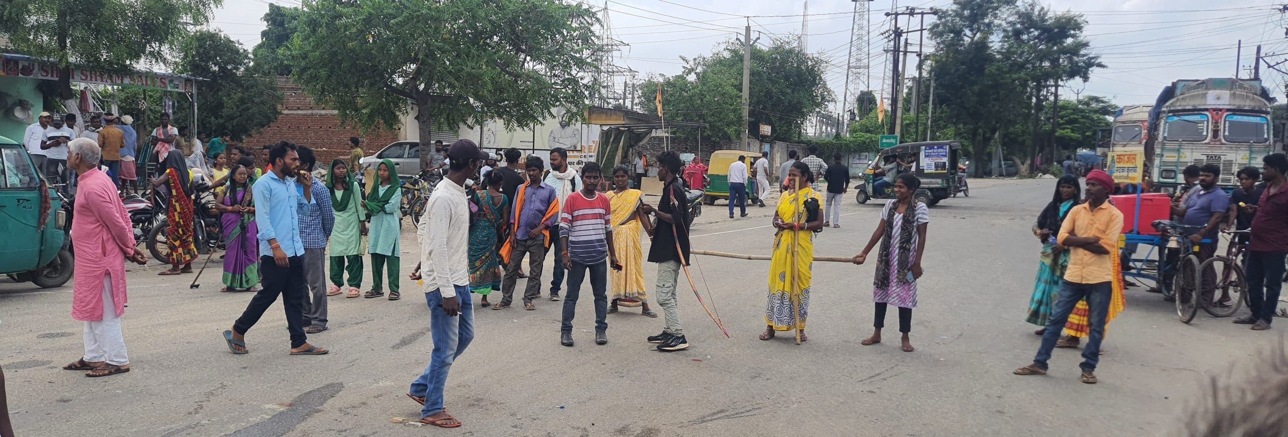 Bokaro News : घायल किशाेरी के इलाज व मुआवजे को लेकर किया फोरलेन जाम