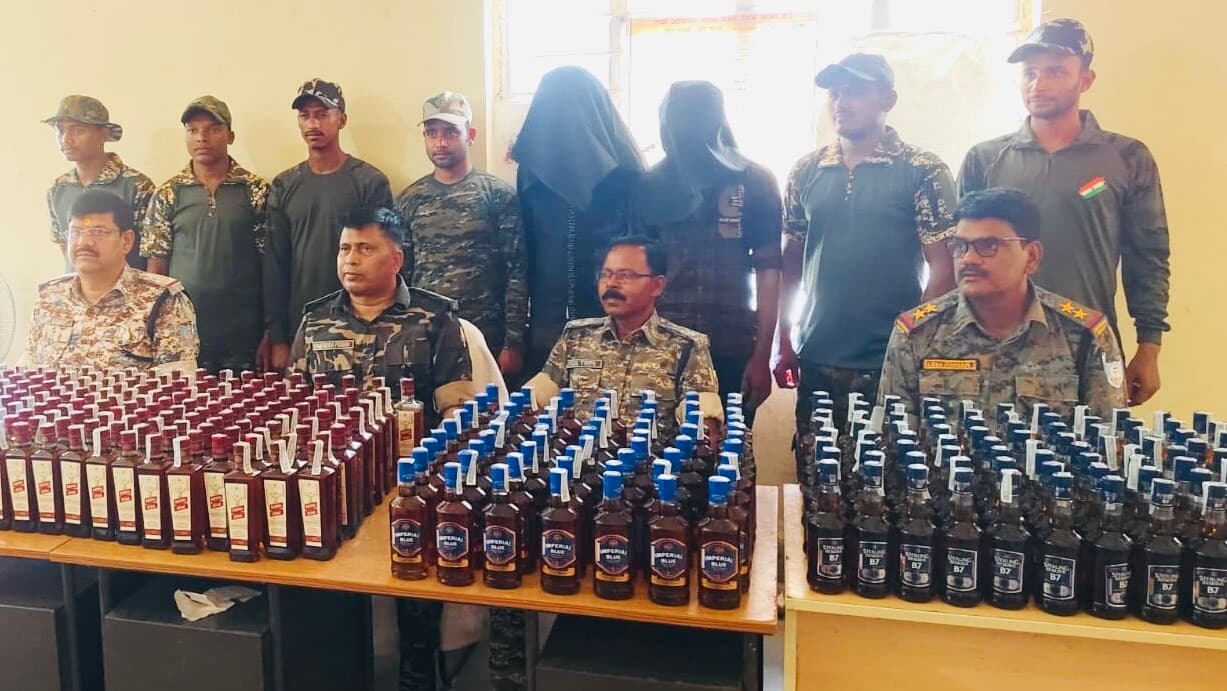 कार से 466 बोतल शराब बरामद, दरभंगा के दो युवक गिरफ्तार