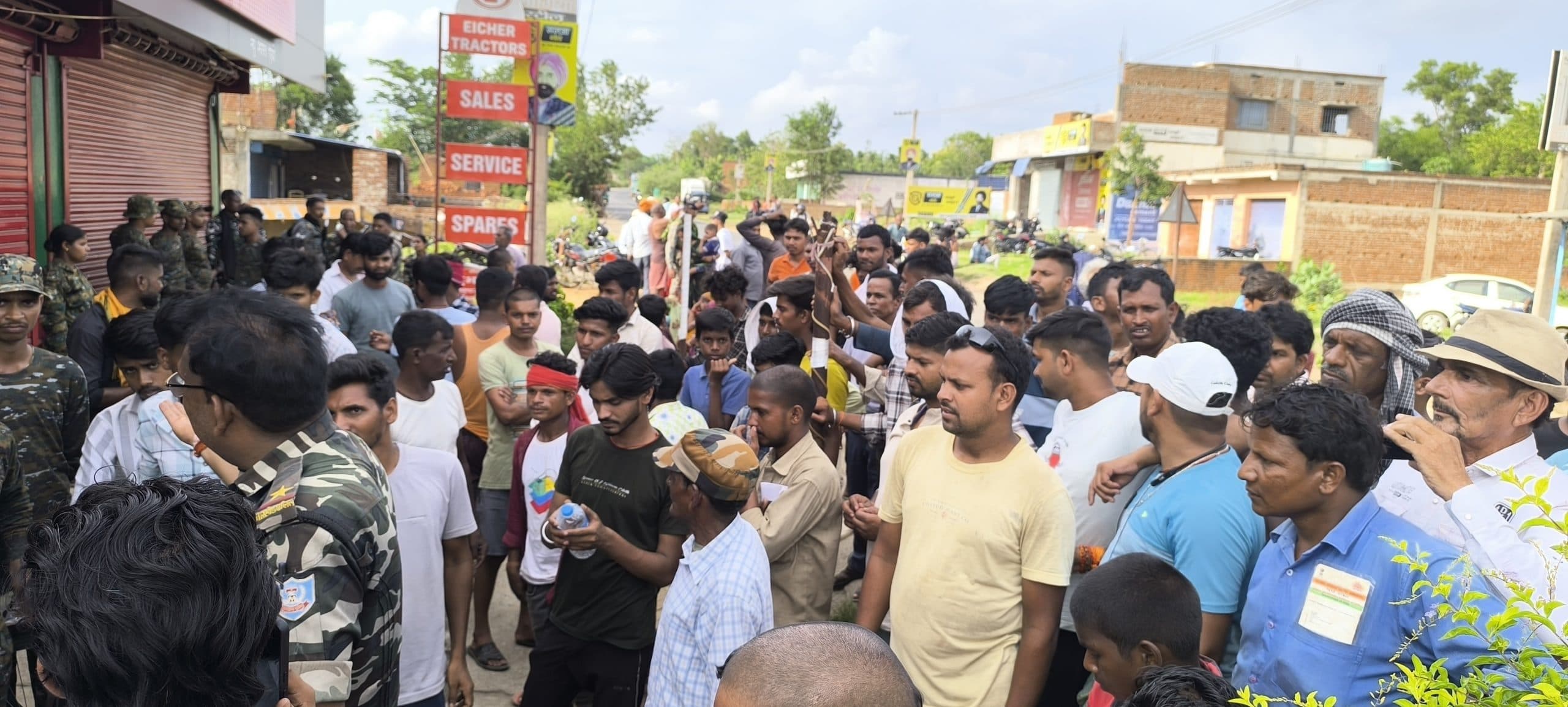 Giridih News :ट्रक व बाइक में टक्कर, युवक गंभीर, रोड जाम