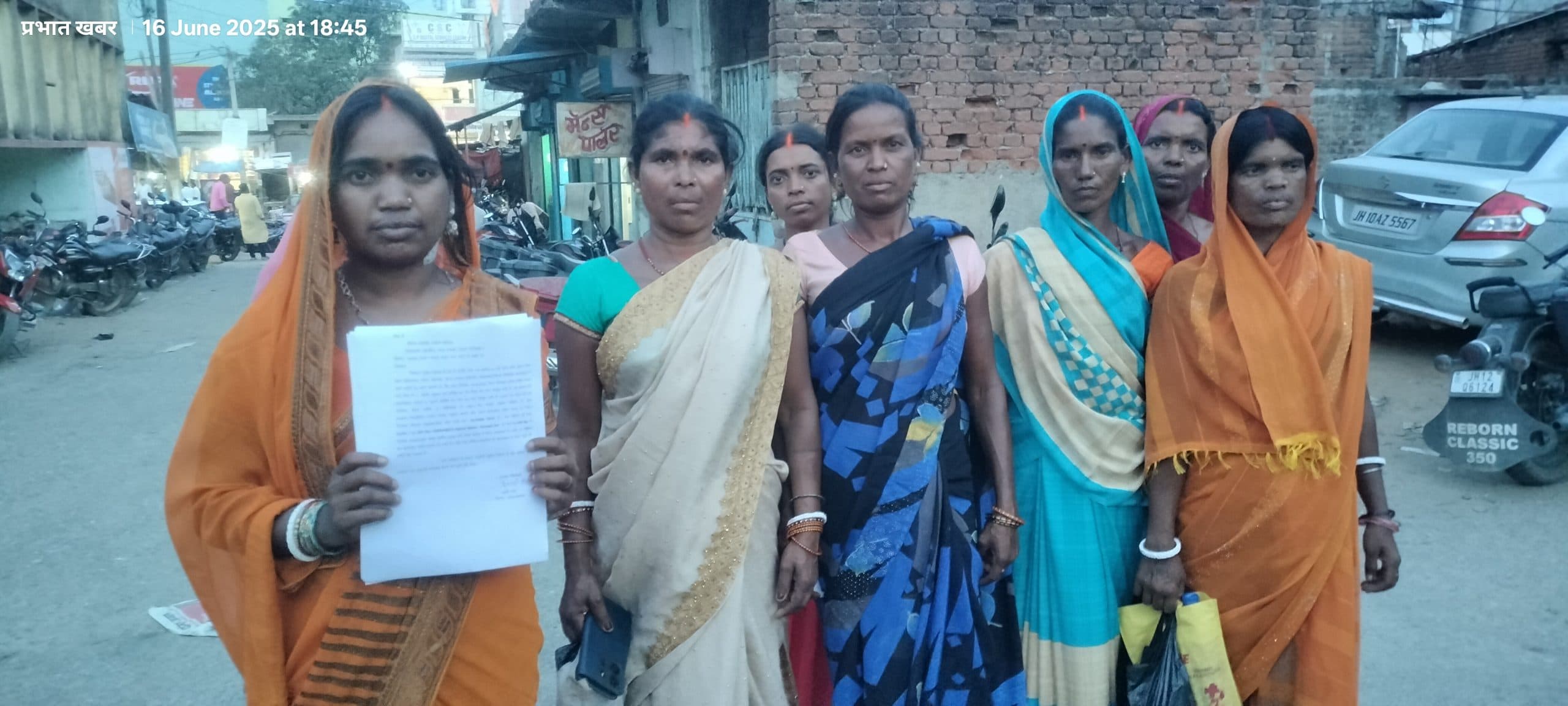 Giridih News :समूह लोन दिलाने के नाम पर 13 महिलाओं से हजारों की ठगी, थाना में आवेदन