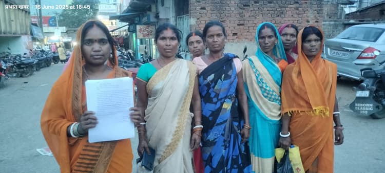 Giridih News :समूह लोन दिलाने के नाम पर 13 महिलाओं से हजारों की ठगी, थाना में आवेदन