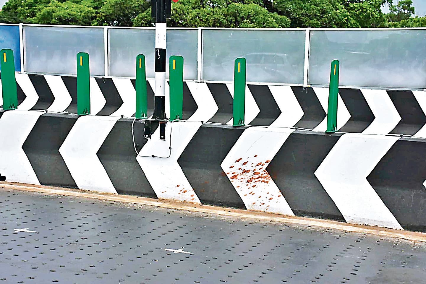 अपने शहर की खूबसूरती पर पान-गुटखा थूक रहे लोग