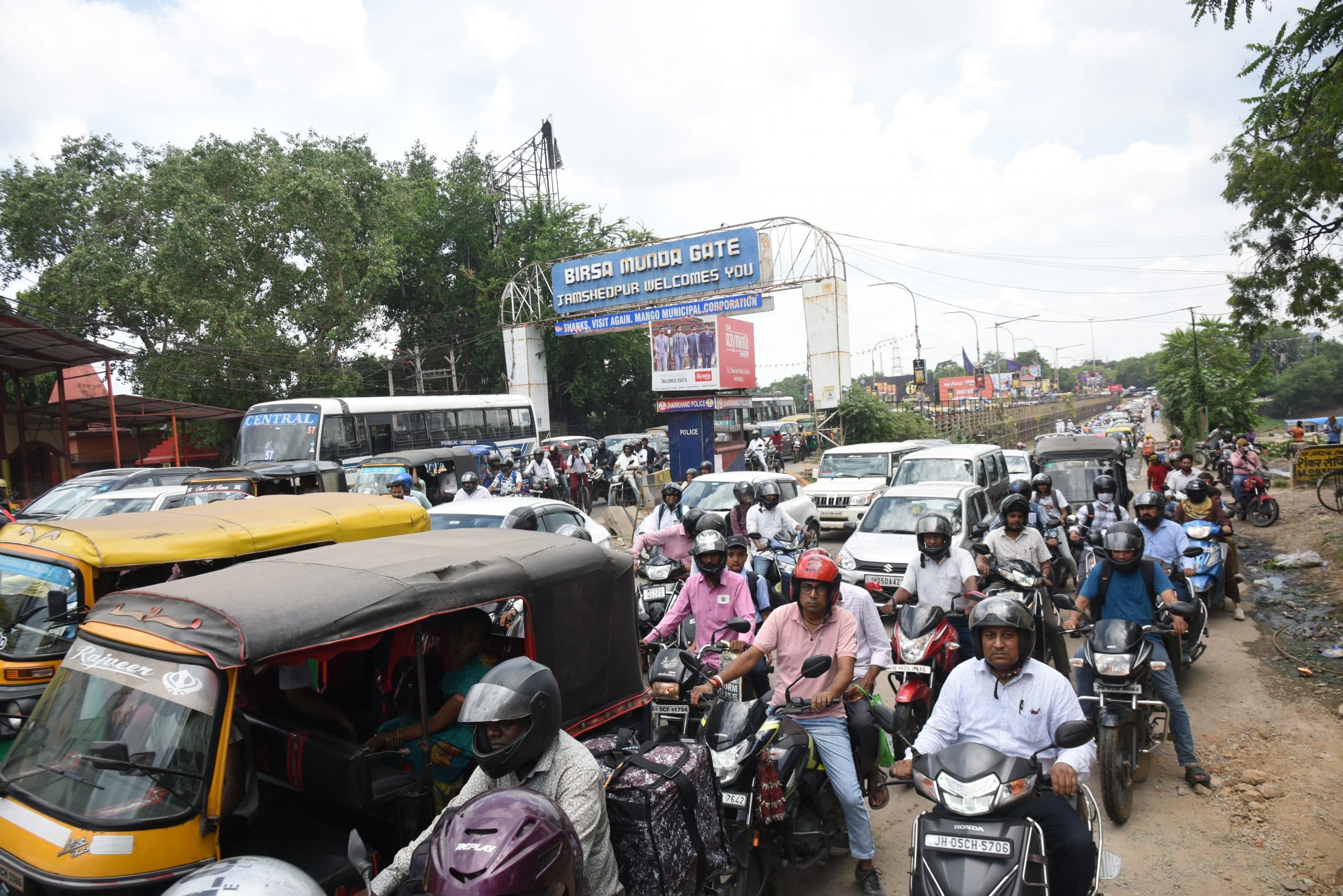 Jamshedpur News : स्कूल में छुट्टी के बाद फिर बिष्टुपुर और मानगो ब्रिज पर लगा जाम, बच्चे परेशान