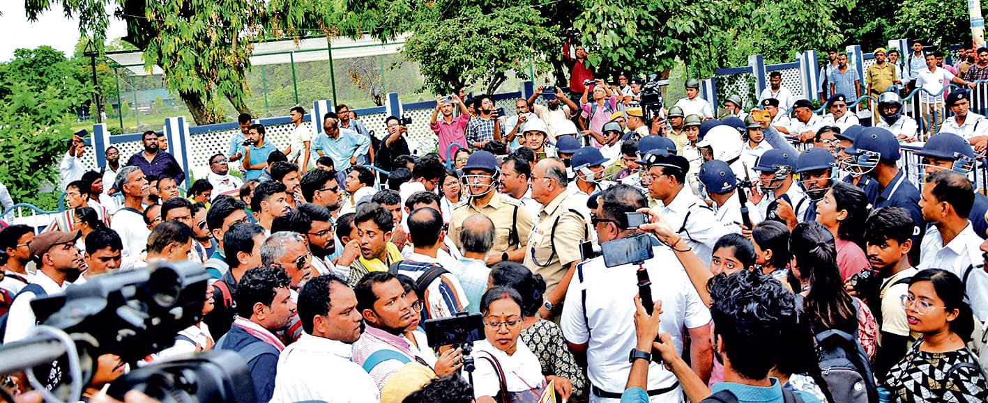 सीएम से मुलाकात के लिए बर्खास्त शिक्षकों ने विस तक निकाला मार्च