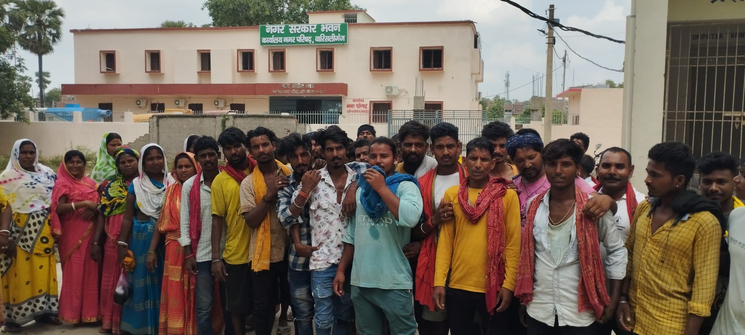 नप कार्यालय पर सफाइकर्मियों का हंगामा