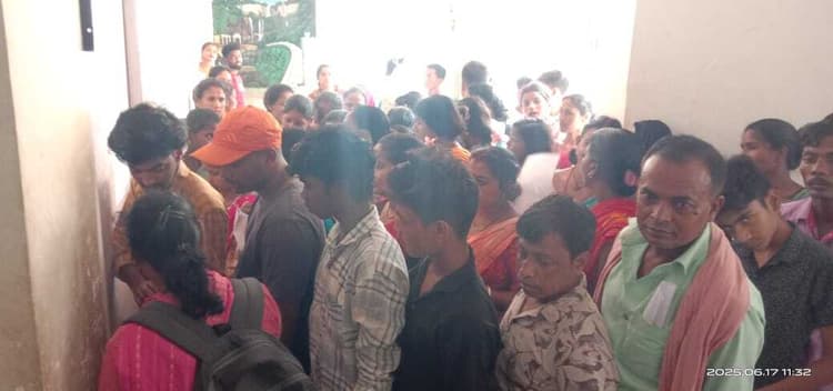 केंद्रों पर आधार कार्ड बनाने को उमड़ रही भीड़