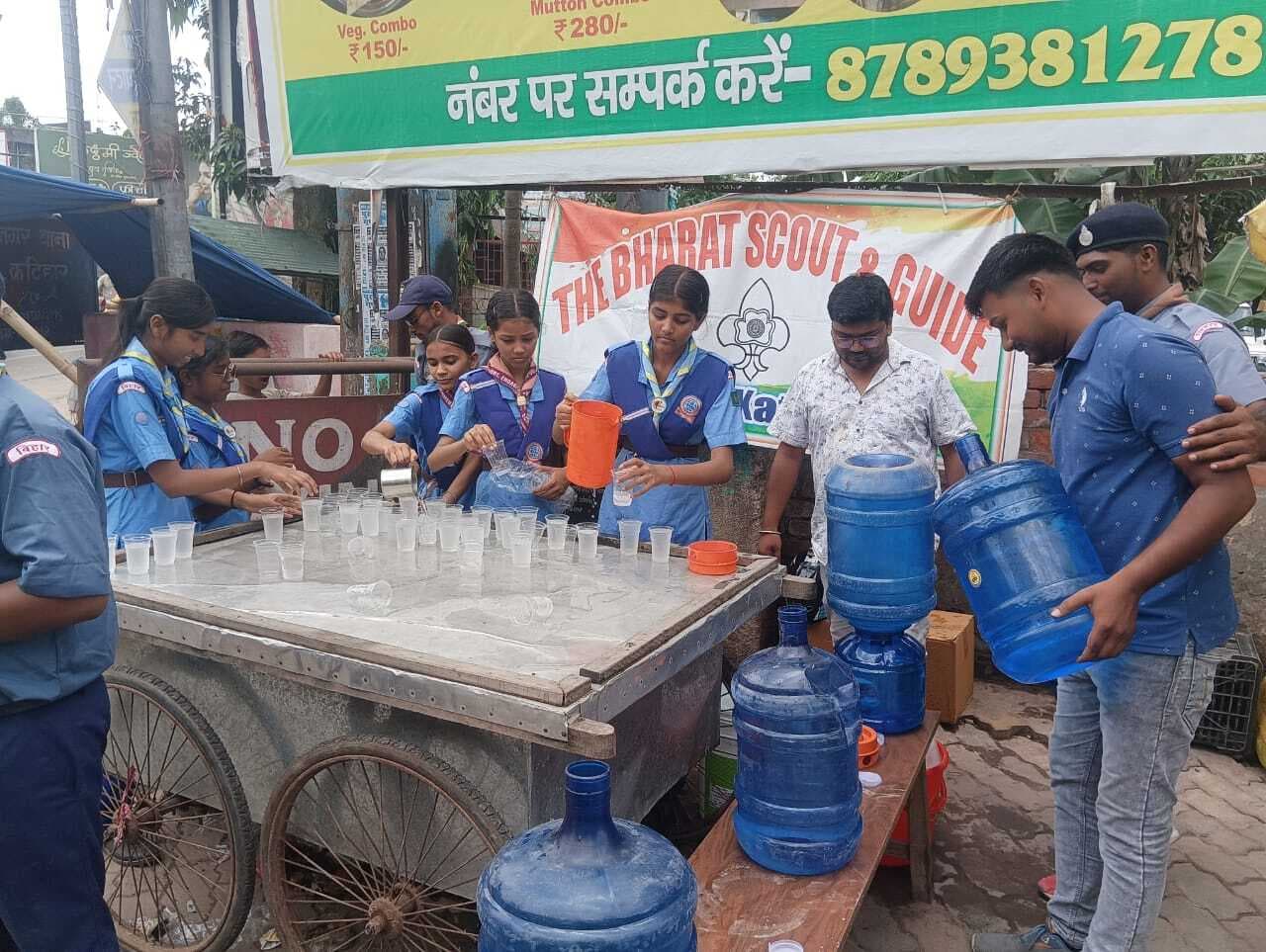 भीषण गमी में लोगों को राहत के लिए लगाया जल वितरण सेवा शिविर