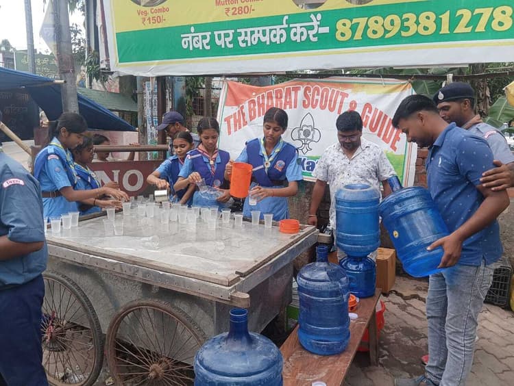 भीषण गमी में लोगों को राहत के लिए लगाया जल वितरण सेवा शिविर