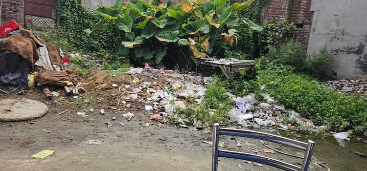 सत्संग मंदिर के पीछे कचरे का अंबार, लोगों ने की सफाई की मांग