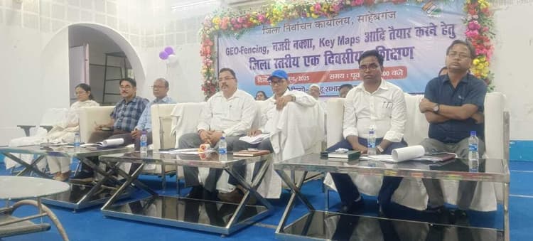 नजरी नक्शा तैयार करते समय संबंधित क्षेत्र के सार्वजनिक प्रतिष्ठान दर्शाना जरूरी: एसी