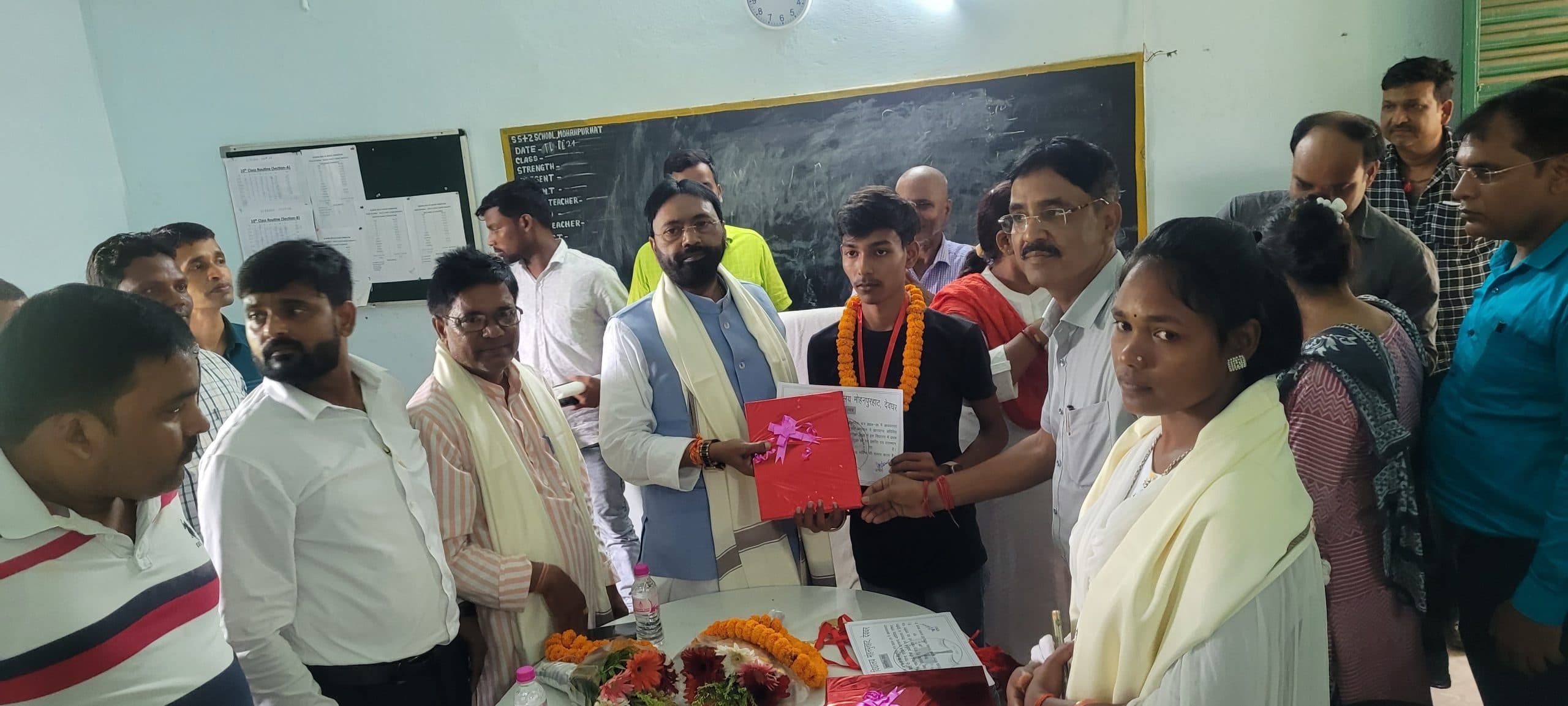 Deoghar News : मेधावी छात्र-छात्राओं को किया गया सम्मानित
