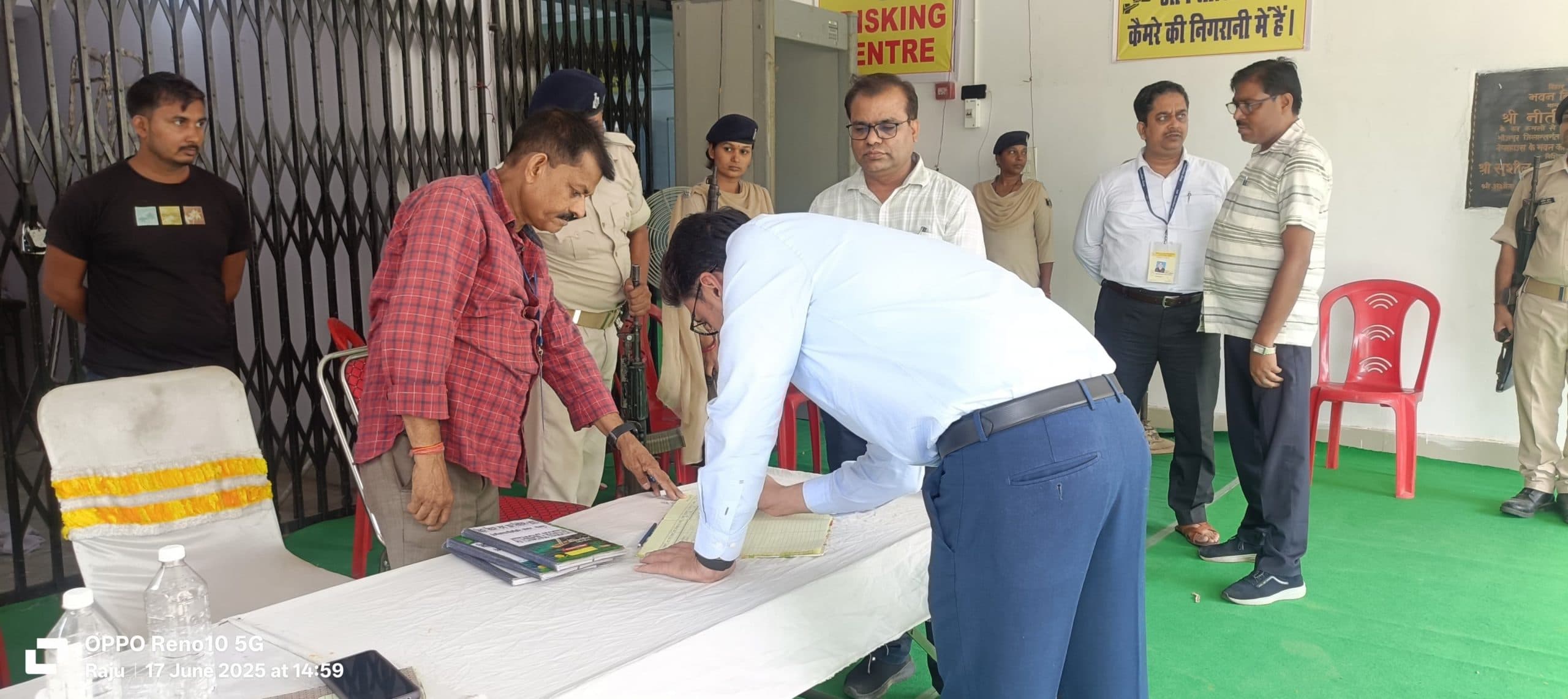 इवीएम व वीवीपैट वेयरहाउस में एफएलसी कार्य का डीएम ने किया निरीक्षण