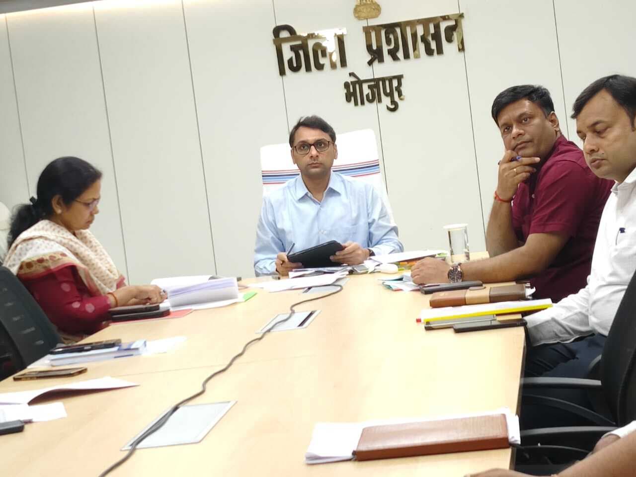 नियमित रूप से पोषाहार की आपूर्ति सुनिश्चित करें : डीएम