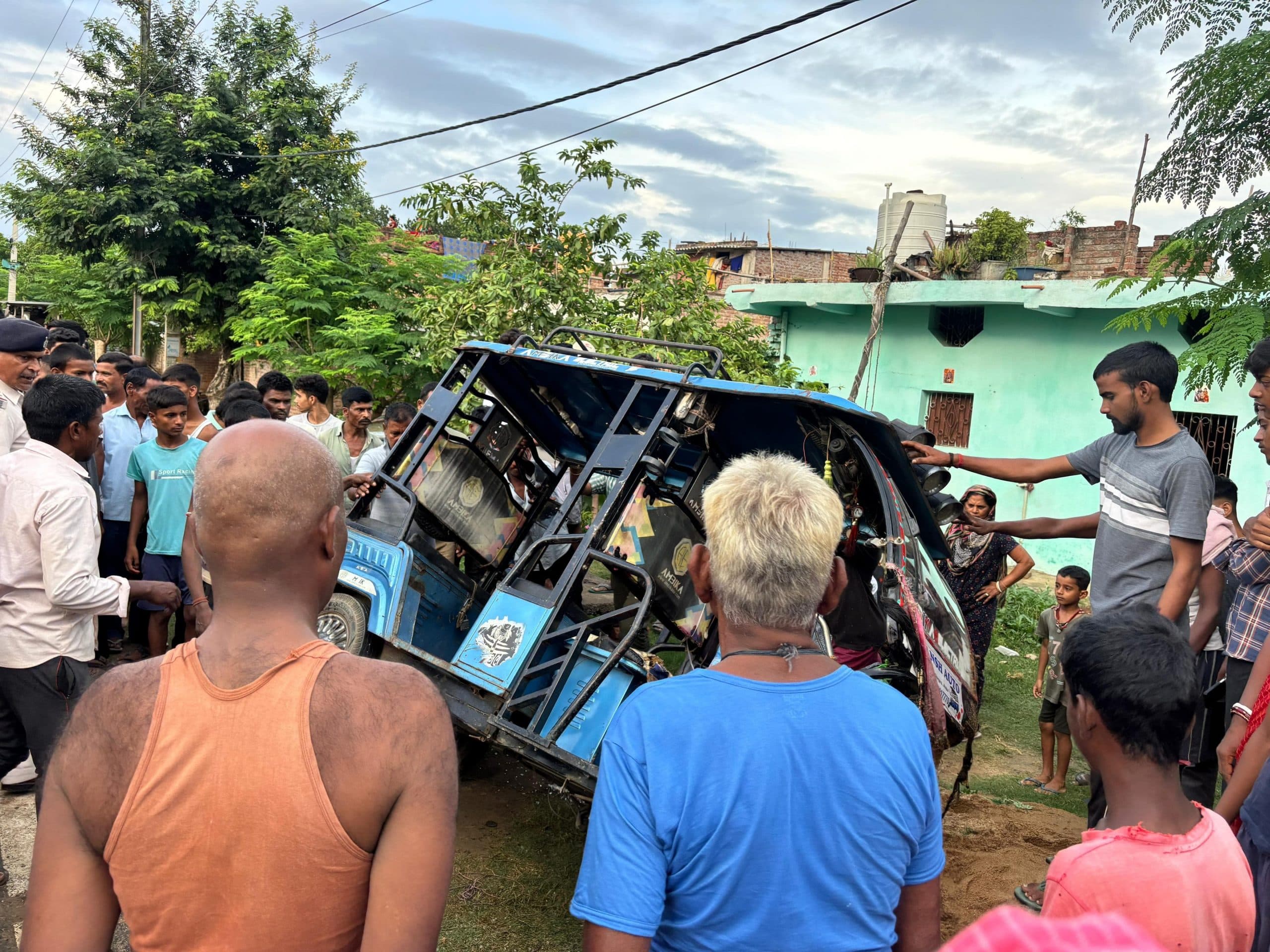 दो ई-रिक्शा की टक्कर में चालक घायल