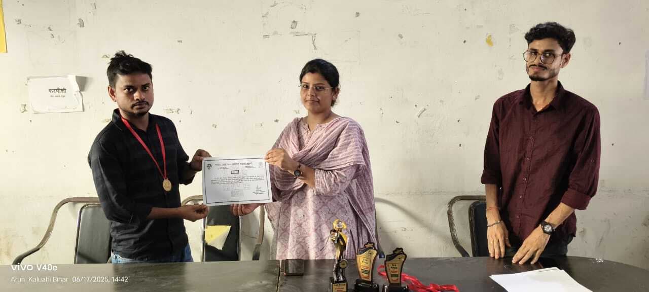 Madhubani News : बीडीओ ने कर्मियों को किया सम्मानित