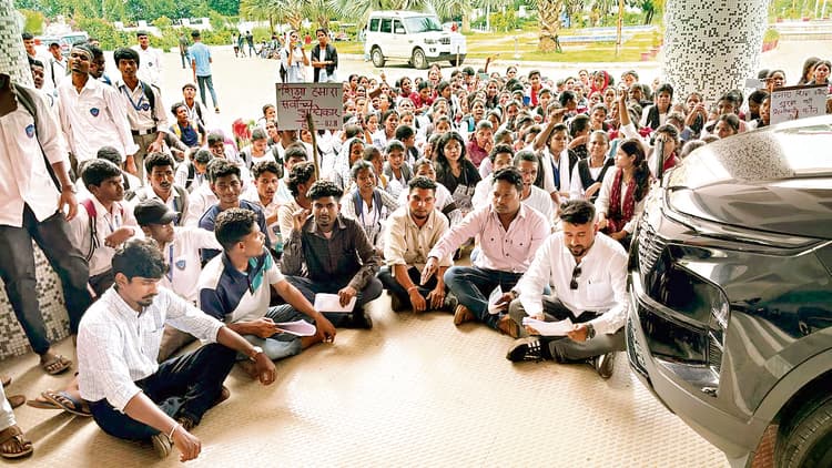 Chaibasa News : आठ माह की पढ़ाई बची है, कॉलेज से निकालना सही नहीं