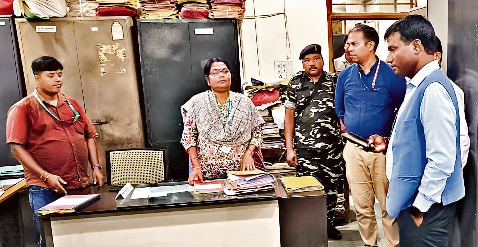 डीसी के निरीक्षण में पांच कर्मियों पर गिरी गाज